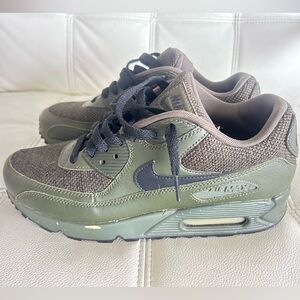 Nike Air Max 90 Essential Cargo Khaki Green
Mens Size 8.5
